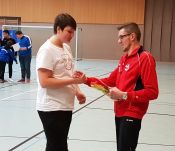 Der Torhüter der zweiten Schmöllner Mannschaft erhält die Urkunde und Süßigkeiten für Platz 6...